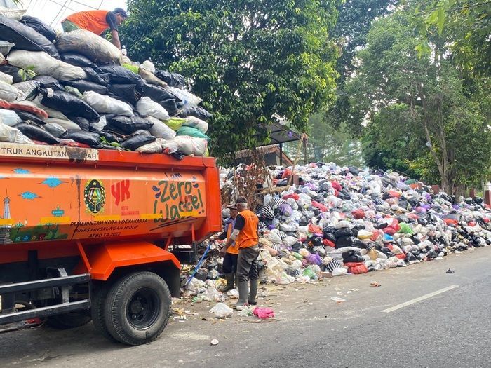 Bau Menyengat Sampah Depo Mandala Krida Jogja Hingga Meluber 30 Meter, Pedagang Sekitar Depo Sempat dilarikan ke UGD