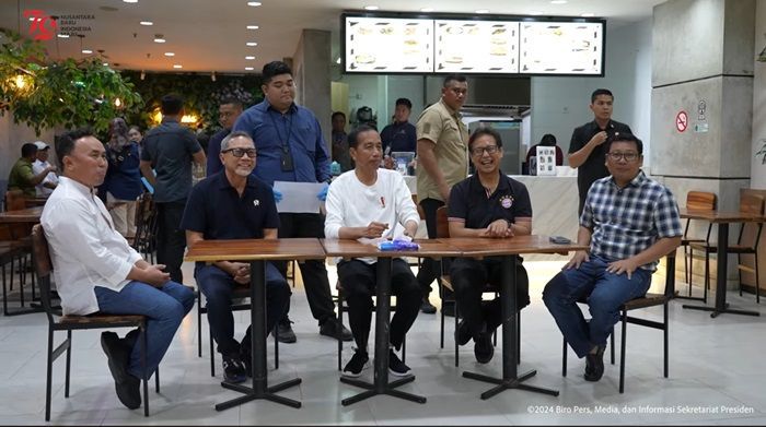 Presiden Jokowi Makan Malam Bersama Jejeran Para Menteri di Palangkaraya Mall