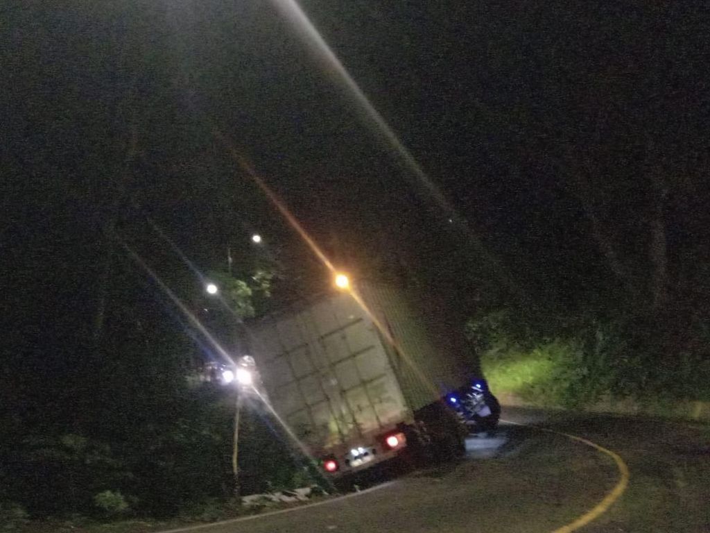 Truk Tergelincir hampir Masuk Jurang, Jalur Gumitir Jadi Padat Merayap
