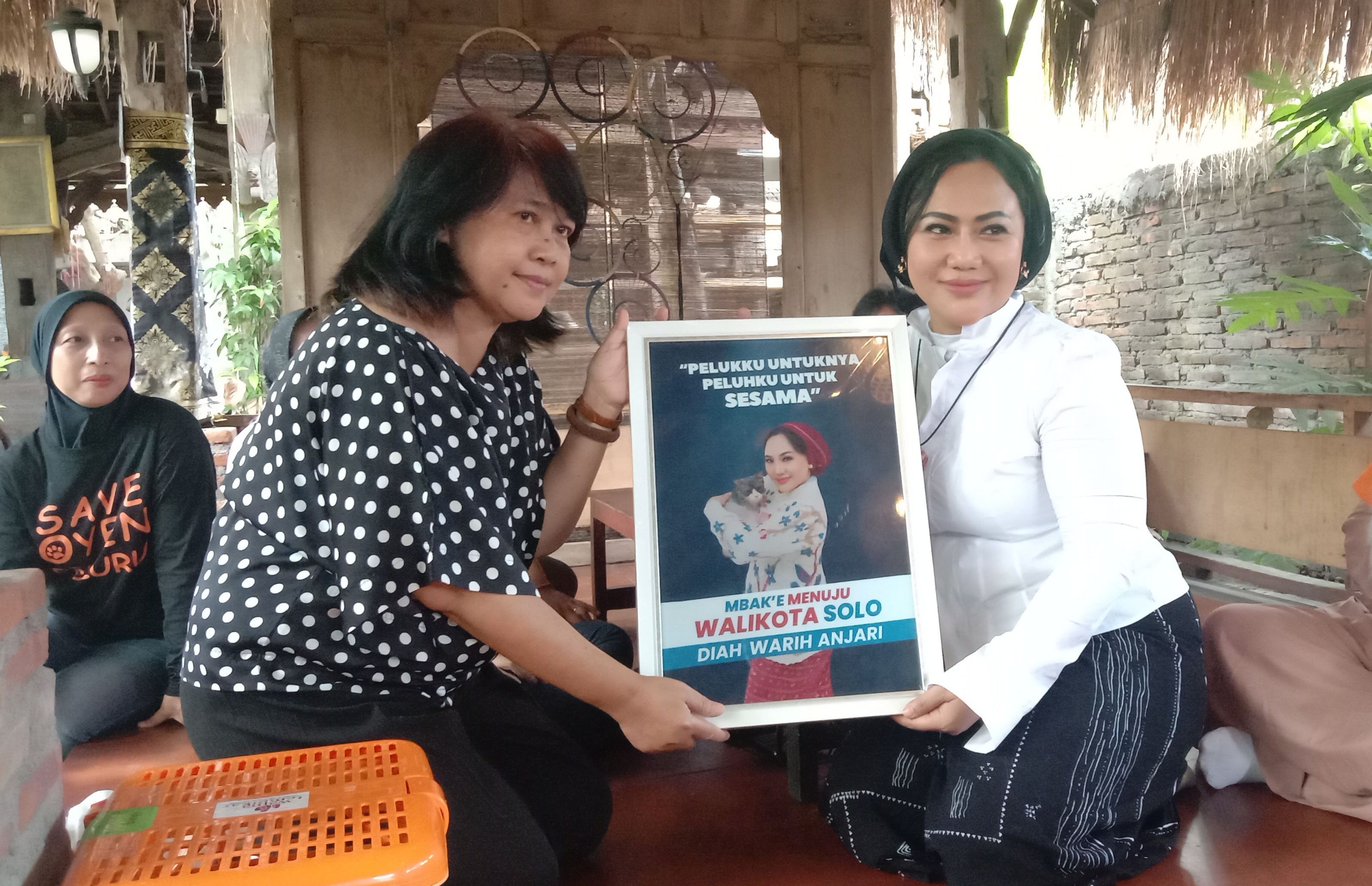 Usung Foto Bareng Kucing, Bacawalkot Solo Diah Warih Dapat Apresiasi dari Komunitas Kucing