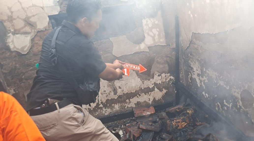 Merokok Dalam Kamar, Kakek di Jember Tewas Terbakar di Dalam Rumah