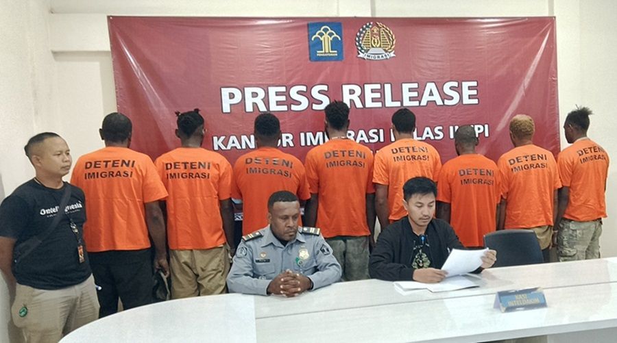 Masuk dengan Ilegal, 8 WNA Papua Nugini Dideportasi!