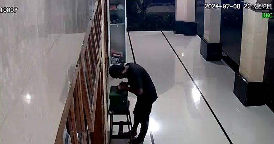 Nekat Curi Kotak Amal Masjid, Aksinya pun Terekam CCTV!