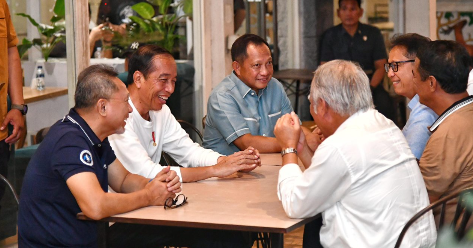 Kunjungan ke Lampung Tengah, Jokowi Bersantai di Kafe Malam Hari