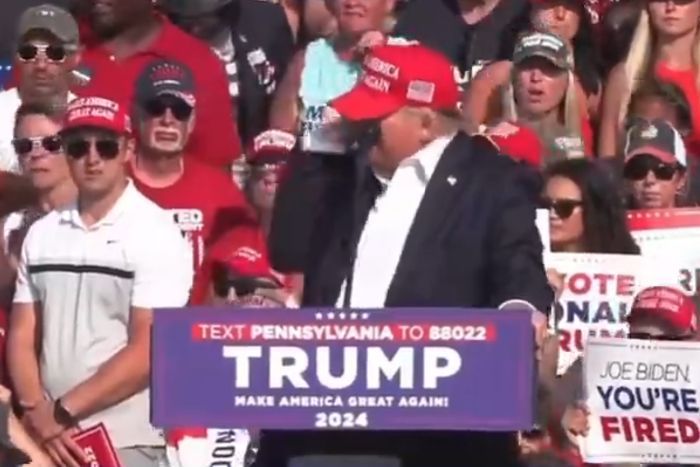 Detik-detik Donald Trump Terjatuh usai Ditembak saat Kampanye, Telinganya Mengeluarkan Darah