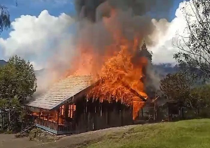 OPM Bakar Gedung Sekolah SMP Negeri Okbab