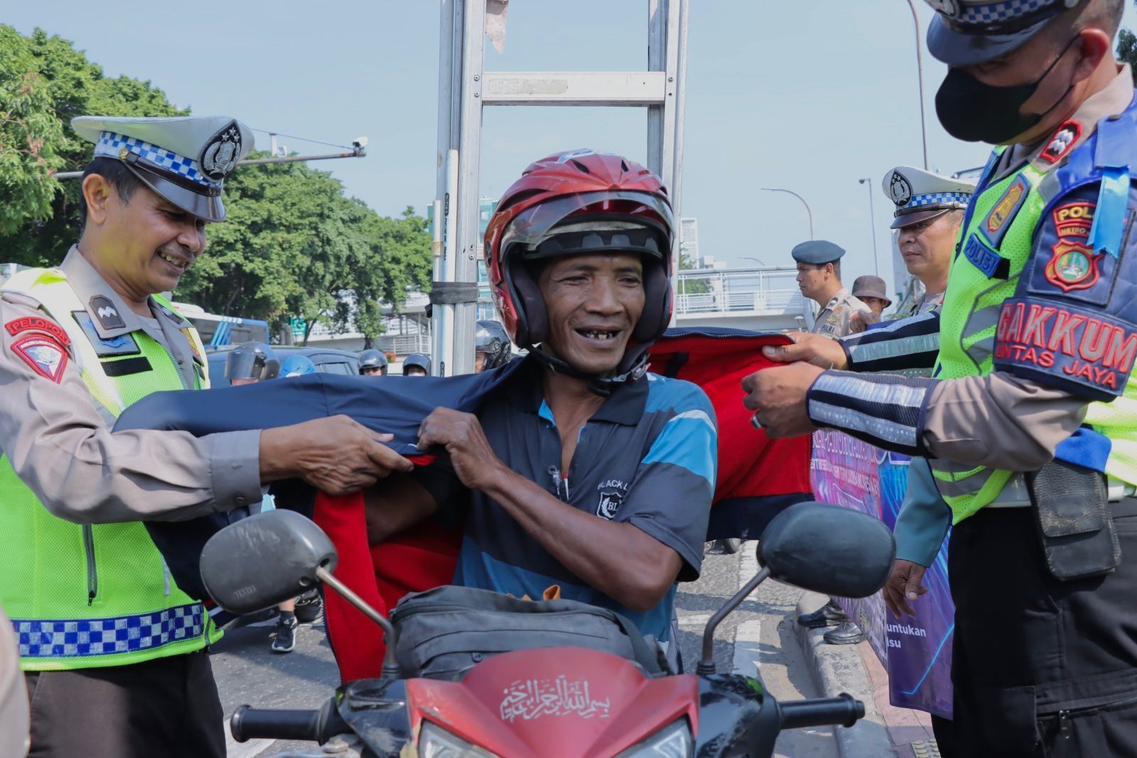 Operasi Patuh di Jakbar, Polisi Sebar Helm hingga Jaket ke Pengendara