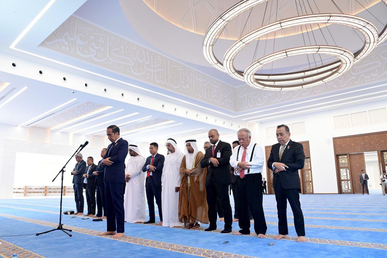 Momen Bersejarah! Presiden Jokowi Jadi Imam saat Salat di Masjid Presiden Joko Widodo Abu Dhabi