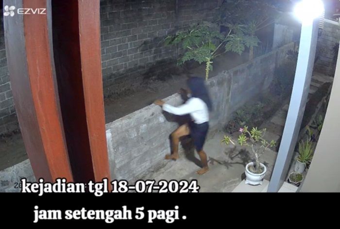 Maling Kumisan Berpakaian Siswi SMP Lompat Pagar Terekam Kamera CCTV, Diduga Sasar Celana Dalam