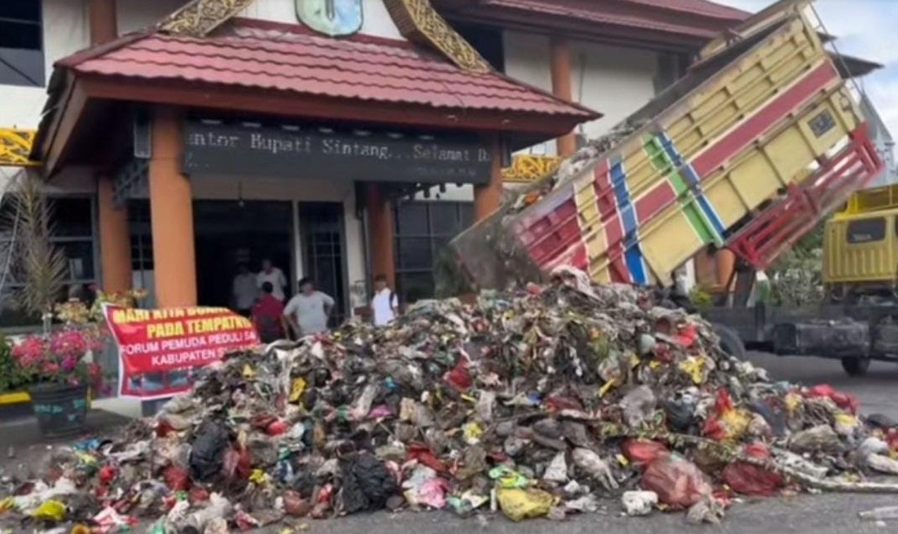 Tak Ada Solusi, Warga Protes dengan Buang Sampah di Halaman Kantor Bupati dan DPRD Kabupaten Sintang