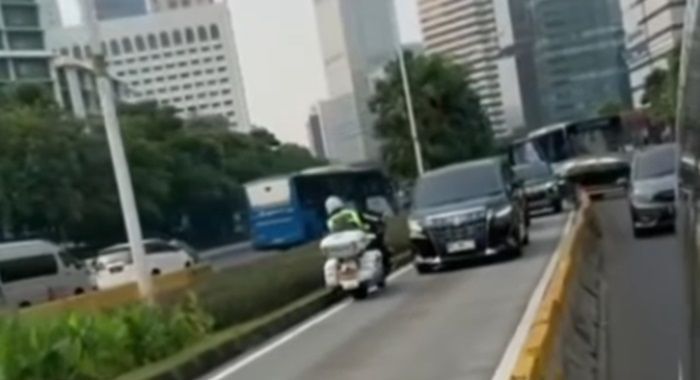 Viral Mobil Berpelat RI 24 Terjebak di Jalur Busway, Patwal Bahkan Putar Balik!