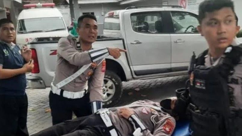 Polisi di Makassar Ditabrak Mobil hingga Pingsan saat Atur Lalu Lintas, Pengemudi Ternyata Seorang Lansia