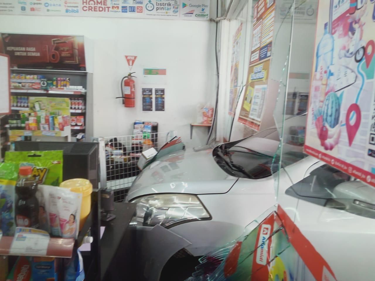 Lupa Oper Persneling, Pengemudi Ertiga Tabrak Minimarket di Cisarua Bogor hingga Jebol