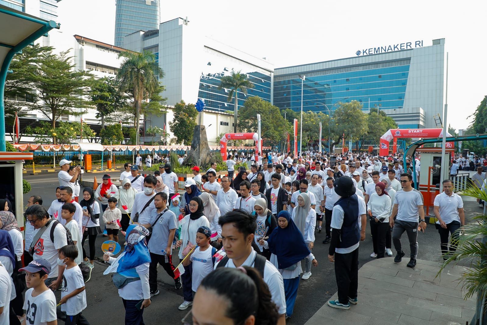 Kemnaker Gelar Jalan Sehat Peringati HUT RI ke-79 dan HUT Kemnaker ke-77