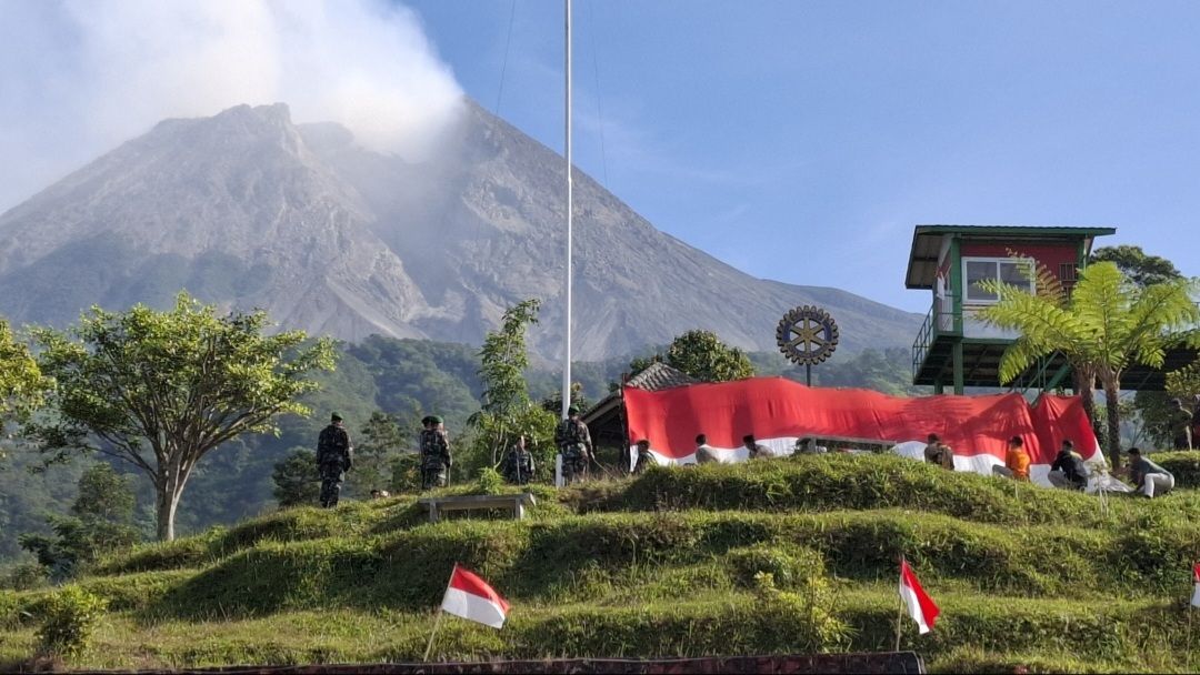 Sambut HUT RI Ke-79, Bendera Merah Putih Raksasa Berkibar Sekitar 3-4 Kilo Menuju Puncak Gunung Merapi, Ukurannya Bikin Geleng-Geleng