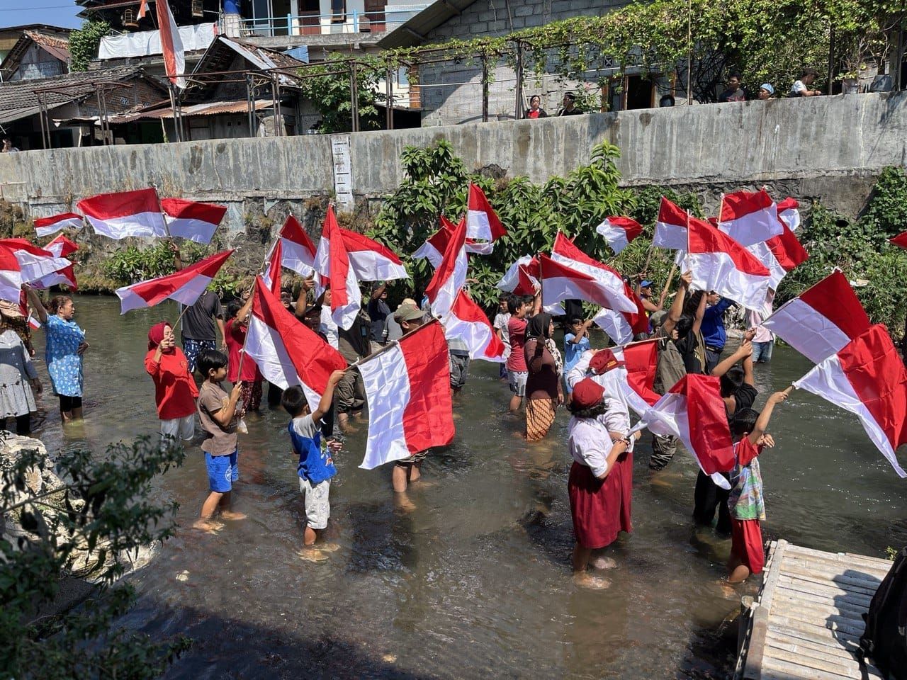 Warga Kota Jogja Ini Kibarkan 79 Bendera di atas Sungai Legendaris, Ada Pesan yang dimuatnya