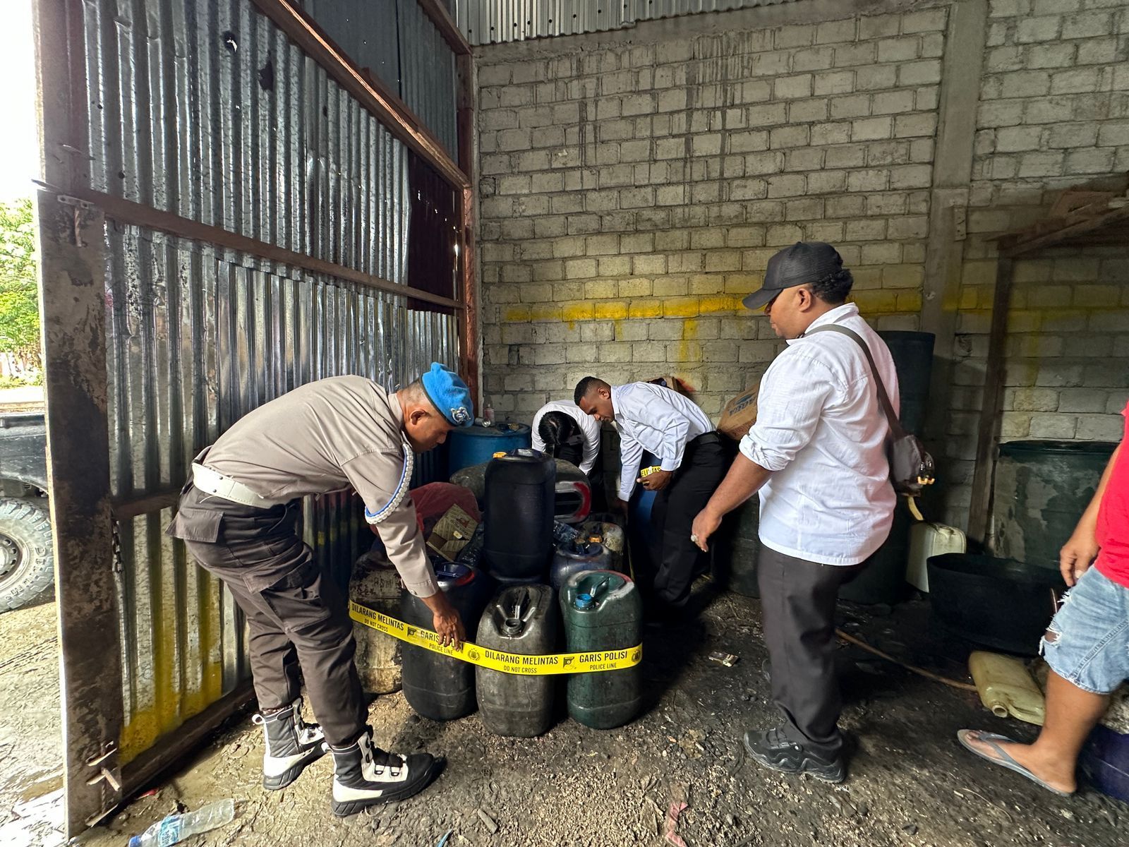 Polisi Gerebek 3 Gudang Penimbun BBM di Papua, Ratusan Ribu Liter BBM Ditemukan!