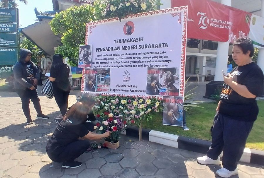 Di Sidang Perdana Penganiayaan terhadap Anjing hingga Mati, Komunitas Hewan JAAN Bawa Karangan Bunga