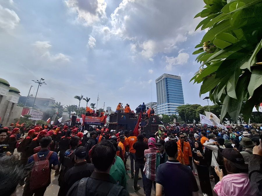 Potret Aliansi BEM Seluruh Indonesia dan Persatuan Buruh Hadir di Halaman Gedung DPR RI Suarakan Aspirasi