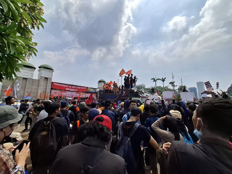 Demo di Depan Gedung DPR MPR RI, Massa Buruh Duet dengan Mahasiswa