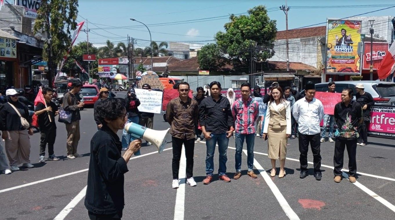 Unras Kawal Putusan MK, Puluhan Mahasiswa Lakukan Aksi di Bundaran DPRD Jember