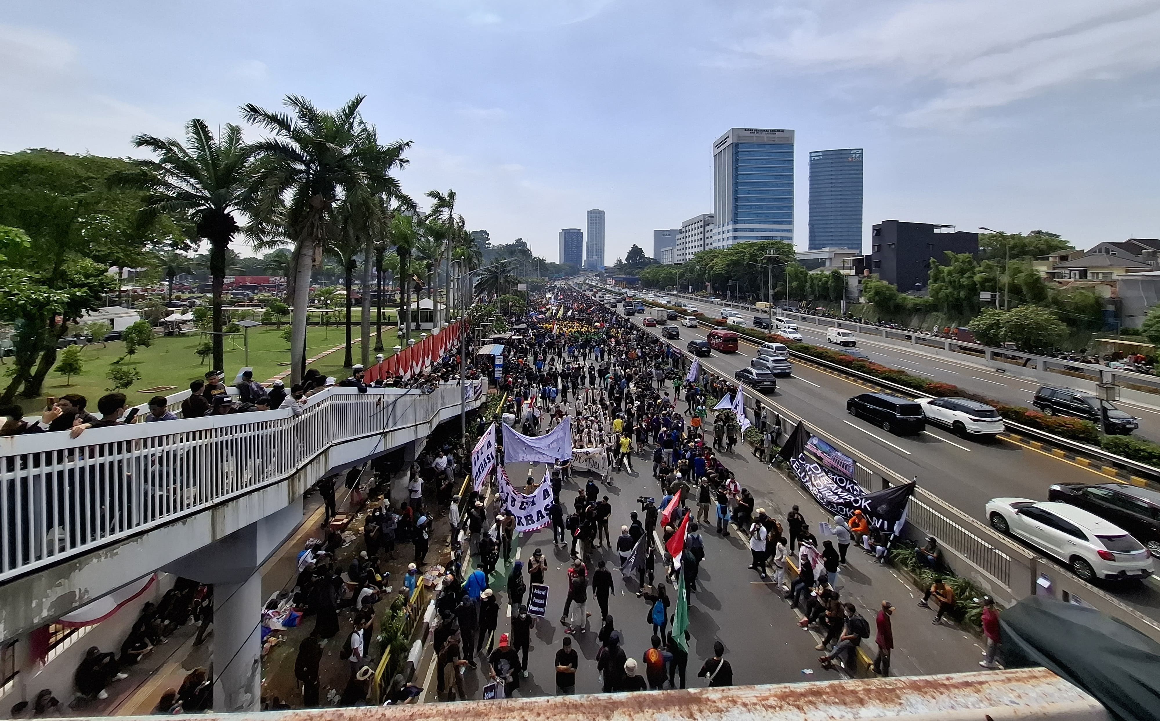 Memanas! Massa Bakar Ban dan Lempar Batu hingga Rubuhkan Pagar Gedung DPR RI