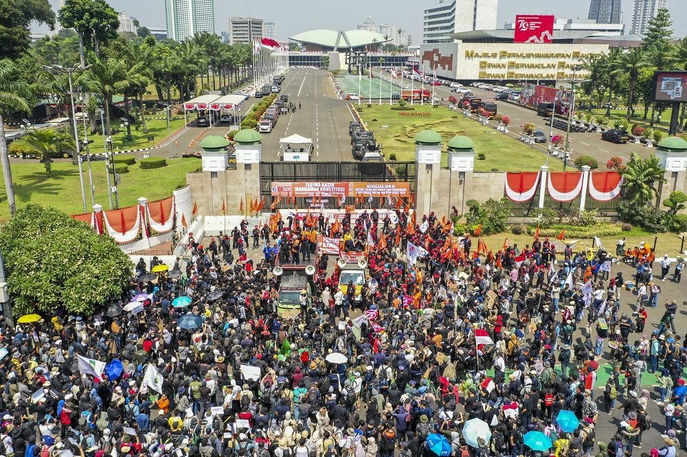 Polisi Tutup Jalan Gatsu Depan DPR Imbas Demo, Pengendara Dialihkan ke Jalur Busway