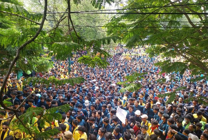 Potret Lautan Mahasiswa di Semarang Demo RUU Pilkada, Gedung DPRD Jateng Dikepung