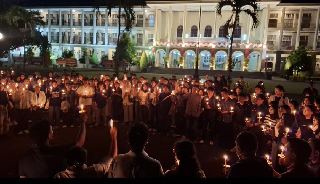 Dosen dan Mahasiswa Lintas Fakultas Gelar Aksi Menyalakan Lilin di Pohon Bodhi, Akademisi : Karena Demokrasi Sudah Enggak Beres!
