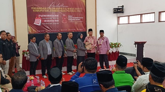Dikawal 15 Ketua Partai, Paslon Gus Fawait-Djos Daftar KPU Jember Dengan Iringan Can Macanan Kaduk