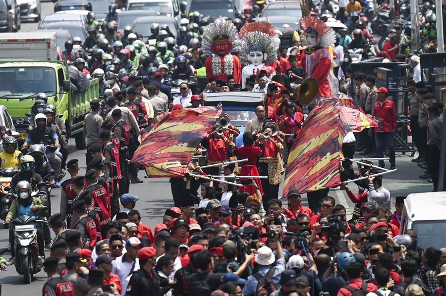 Gaya Pramono Anung-Rano Karno Daftar ke KPU: Naik Oplet si Doel hingga Pakai Pakaian Adat Betawi!