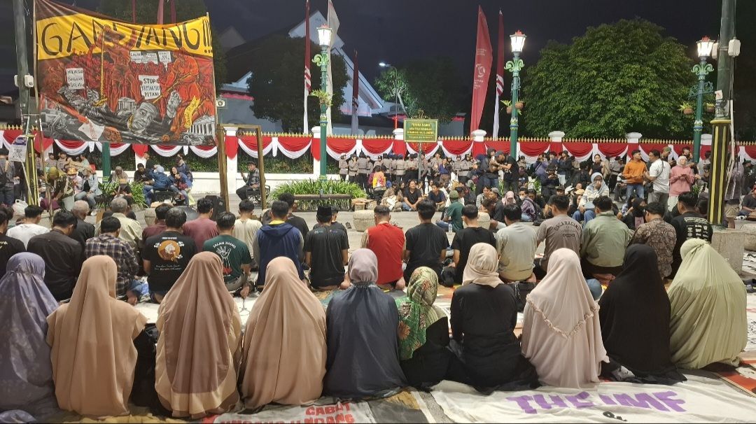 Ada Jokowi di Dalam, Massa Aksi 