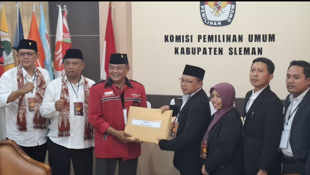 Hari Terakhir Pendaftaran Pilkada 2024, Pasangan Cabup dan Cawabup Harda Kiswaya-Danang Maharsa diarak 12 Parpol dan Jatihlan Menuju KPU Sleman