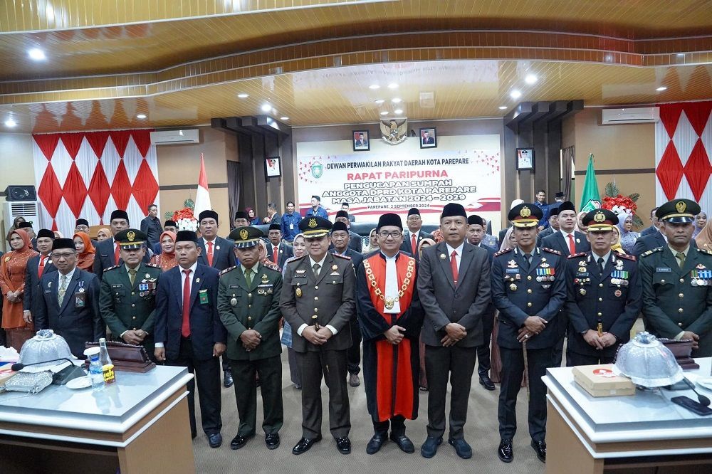 25 Anggota DPRD Parepare Resmi Dilantik. Ada Yang Datang dengan berkuda dan Menggunakan Perahu