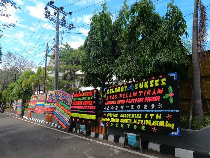 Panen Cuan Penjual Papan dan Karangan Bunga di Moment Pelantikam DPRD Parepare