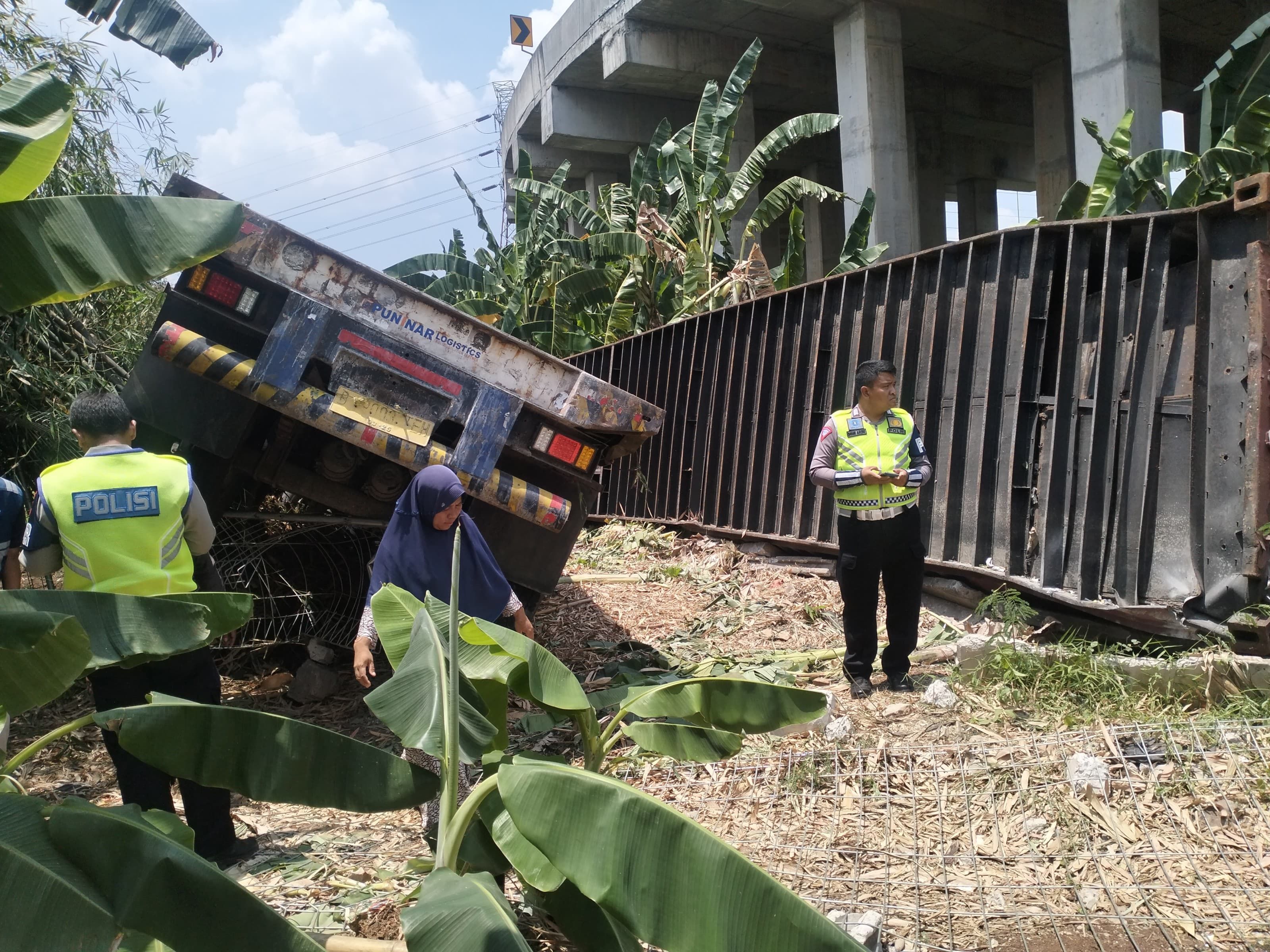 Diduga Ngantuk, Truk Trailer Terjun Bebas dari Jalan Tol Cimanggis-Cibitung