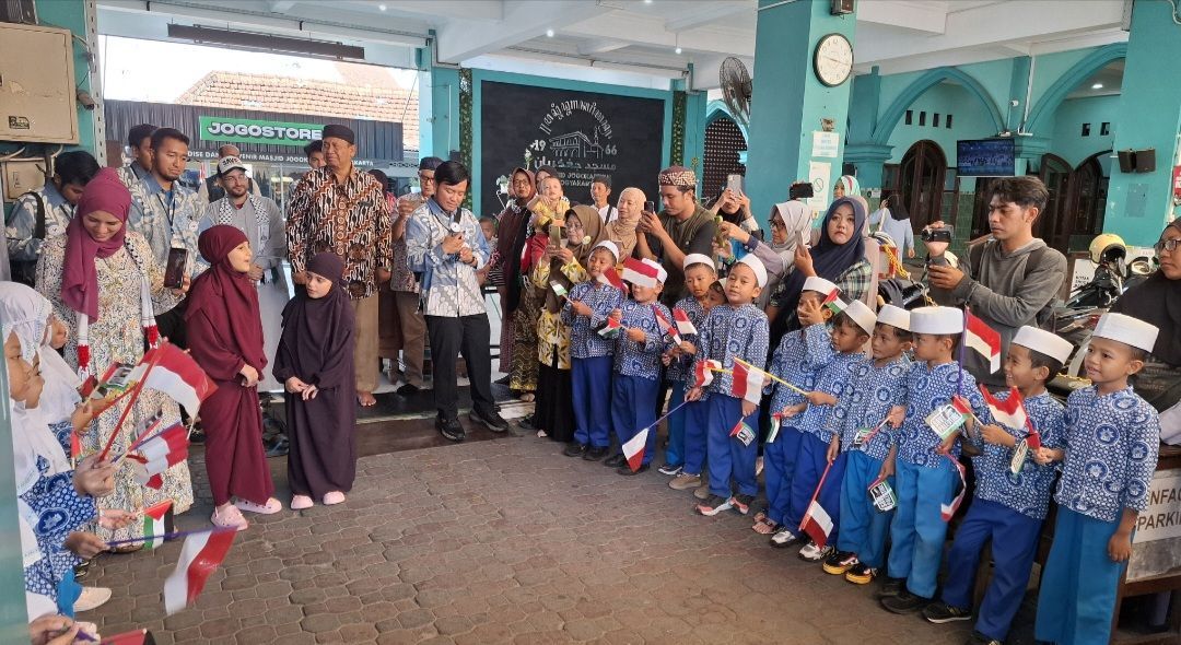 Potret Sambutan Anak-anak Jogokariyan kepada Anak Palestina, Pengurus Masjid : Ini Simbol Pancasila Sila Kesatu dan Kedua
