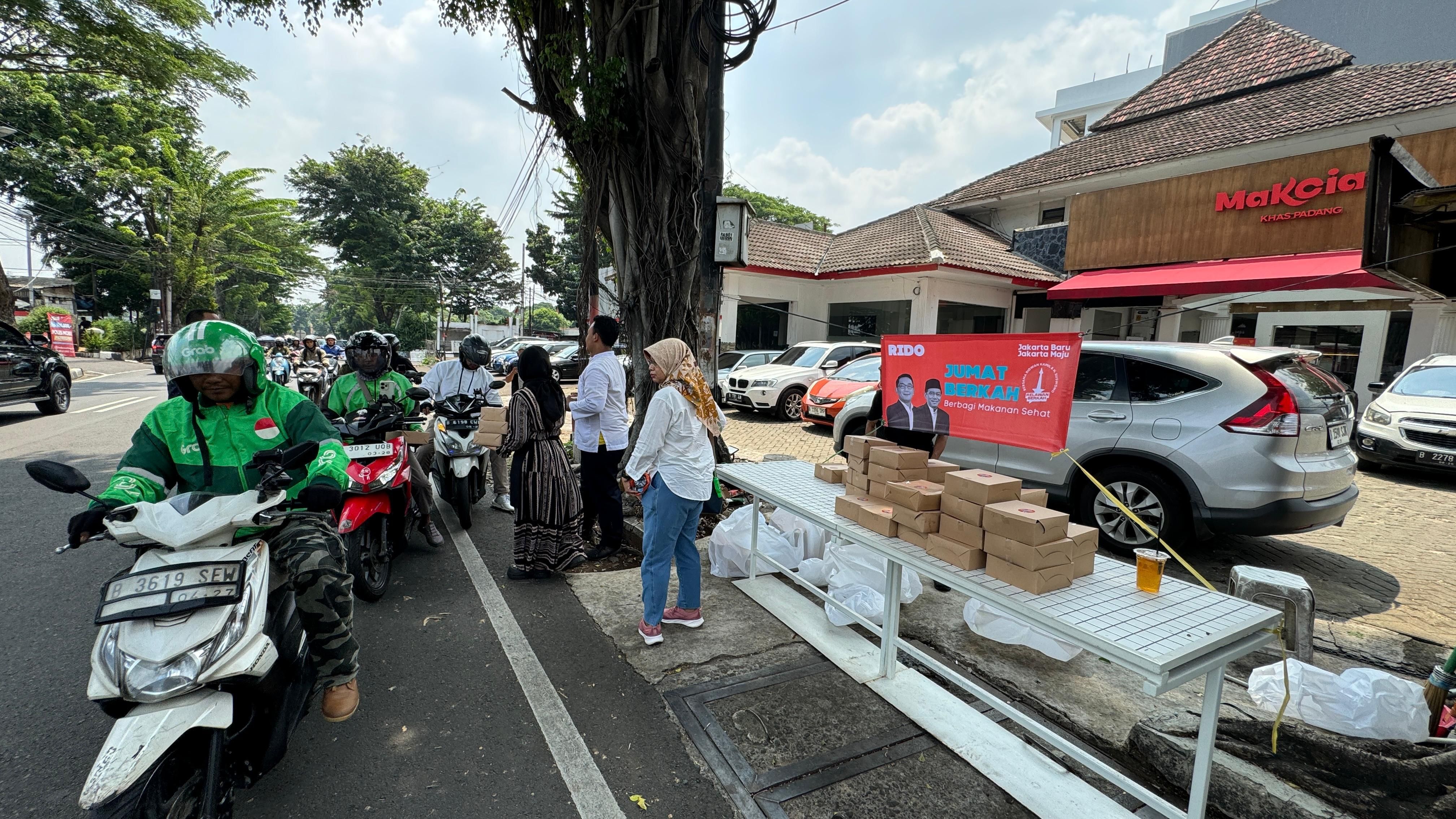 Aksi Sosial Relawan Berkah Ridwan Kamil-Suswono, Gandeng UMKM Berbagi Makanan Gratis di Sejumlah Titik