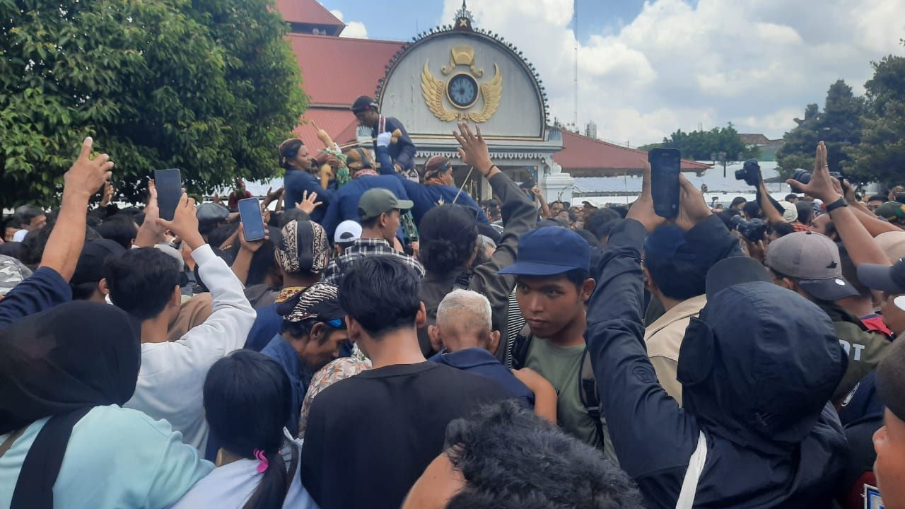 Grebeg Maulud Kasultanan Yogyakarta 2024 Dipadati Ribuan Orang, Masyarakat dan Wisatawan Terobos Keamanan