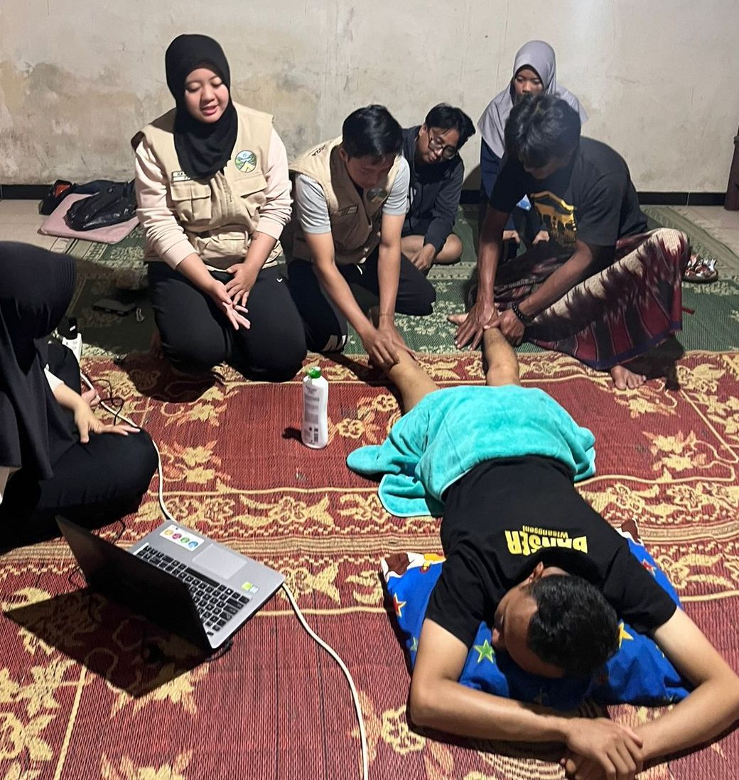 Mahasiswa KKN UNY Ajarkan Sport Massage pada Warga, Begini Tekniknya