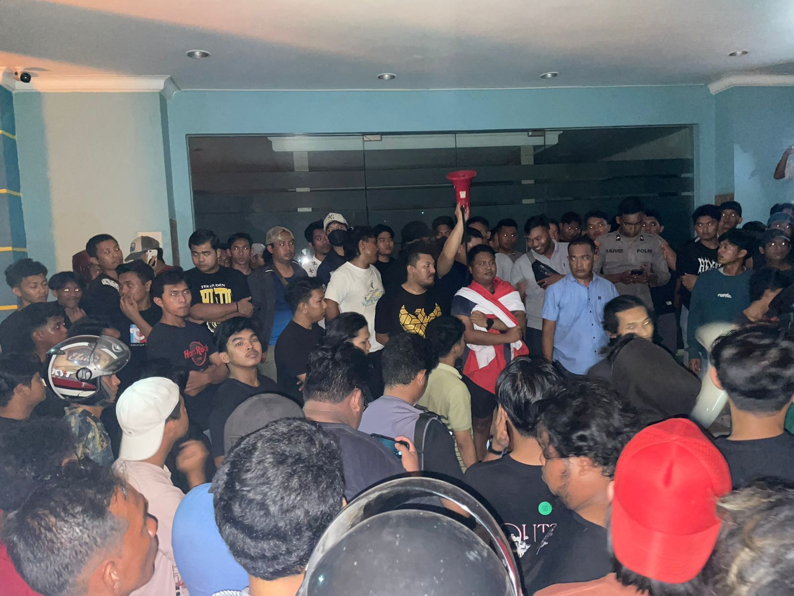 Ratusan Warga Geruduk Kantor PT PLN UP3 Berau, Penyebabnya Geram Listrik Padam!