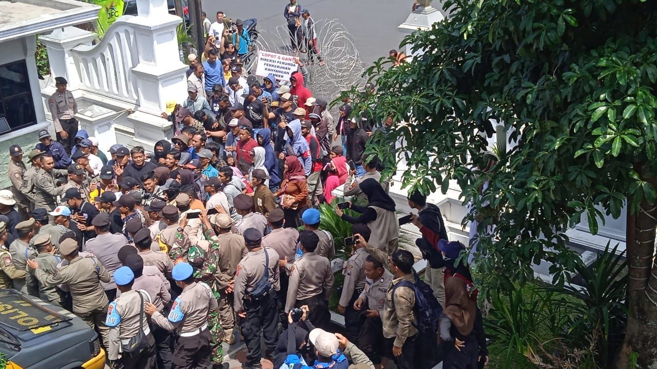 Unras Pertanyakan Upah Buruh Perkebunan dan 3 Direksi Tidak Profesional, Gerbang Besi Pendapa Bupati Ambruk