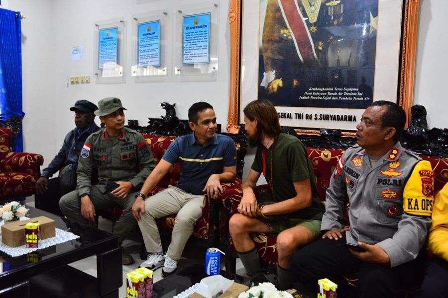 Haru, Pilot Philip Mark Langsung VC Keluarga Usai Bebas dari KKB!