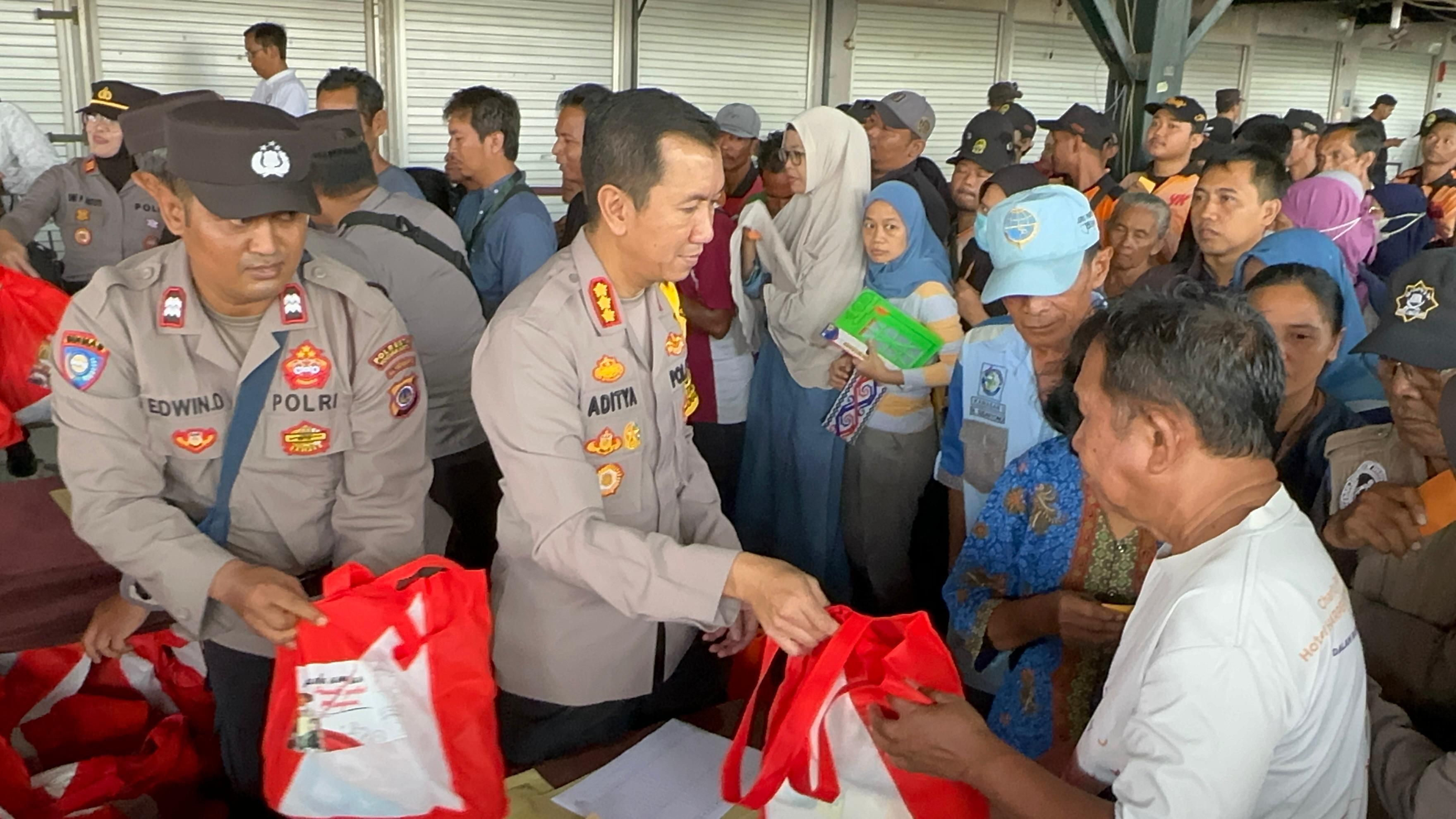 Jaga Kondusivitas Pilkada 2024, Polda DIY dan Polresta Yogyakarta Bagi Sembako dan Beri Layanan Kesehatan