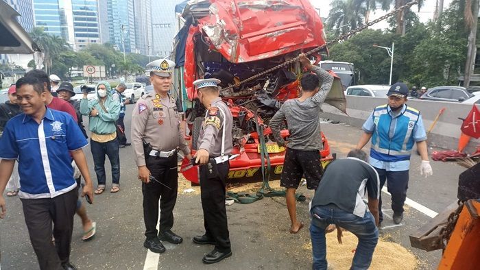 Brak! Tabrakan Truk di Tol Dalkot Kuningan Akibat Tak Kuat Menanjak, 1 Orang Tewas!