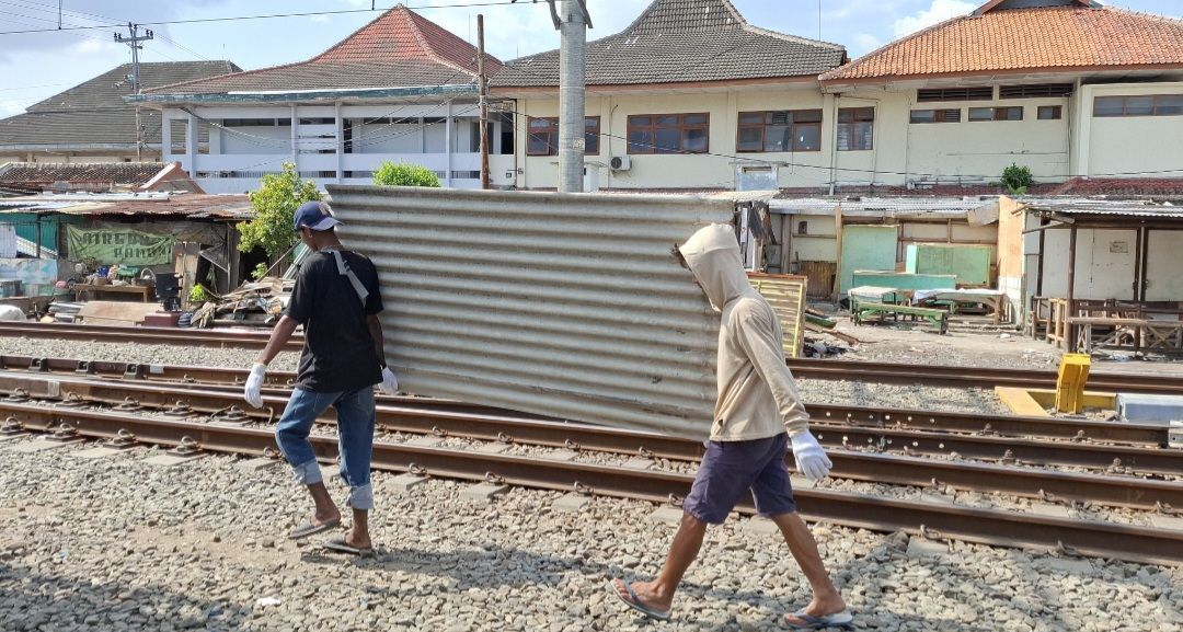 Tanpa Bantuan Alat Berat, Warga Bong Suwung Jogja Mulai Bongkar Rumahnya: Lebih dari 20 KK Belum Dapat Tempat Tinggal Baru
