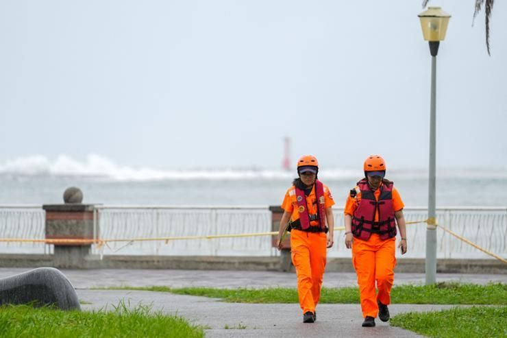 Taiwan Peringatkan Gelombang Badai Dari Topan Krathon yang Dahsyat