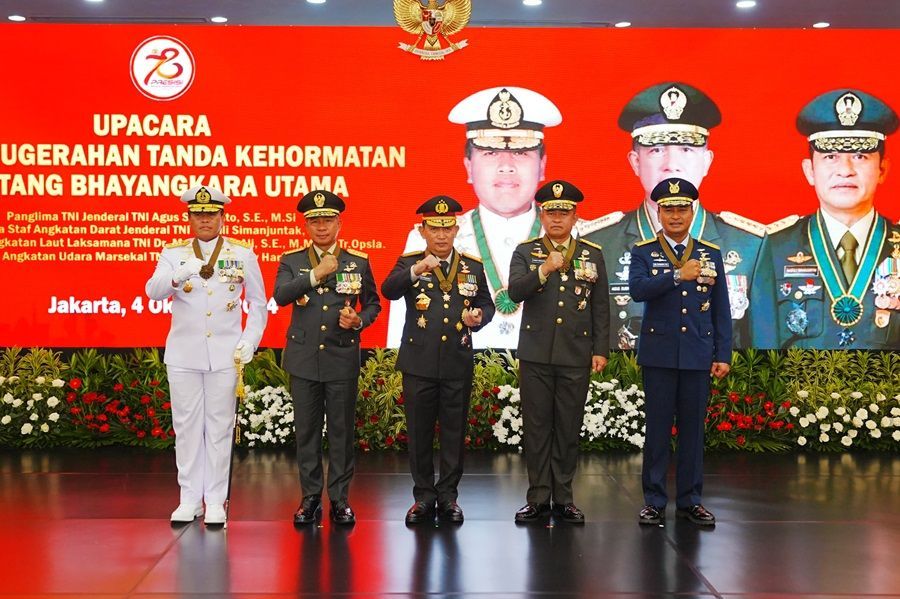 Kapolri Sematkan Bintang Bhayangkara Utama ke Panglima TNI dan 3 Kepala Staf: Ternyata Ini Artinya!