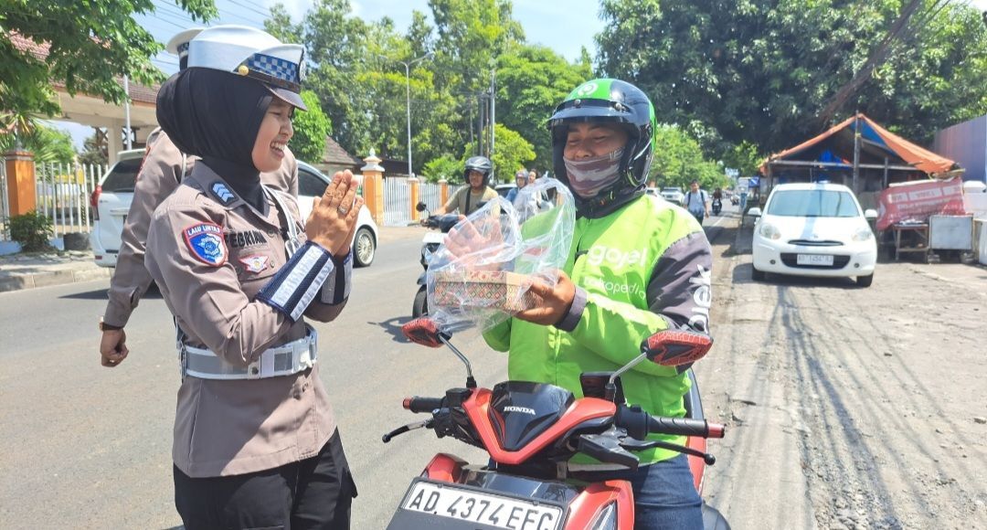 Kampanyekan Pilkada Damai 2024, Satlantas Polresta Sleman Bagikan Nasi Kotak Gratis : Dana dari Infaq Personil