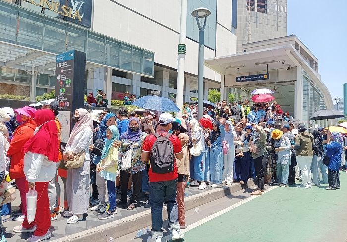 Pesta Rakyat Tebar Diskon UMKM, Antrean Mengular Hingga Pintu Masuk Stasiun MRT